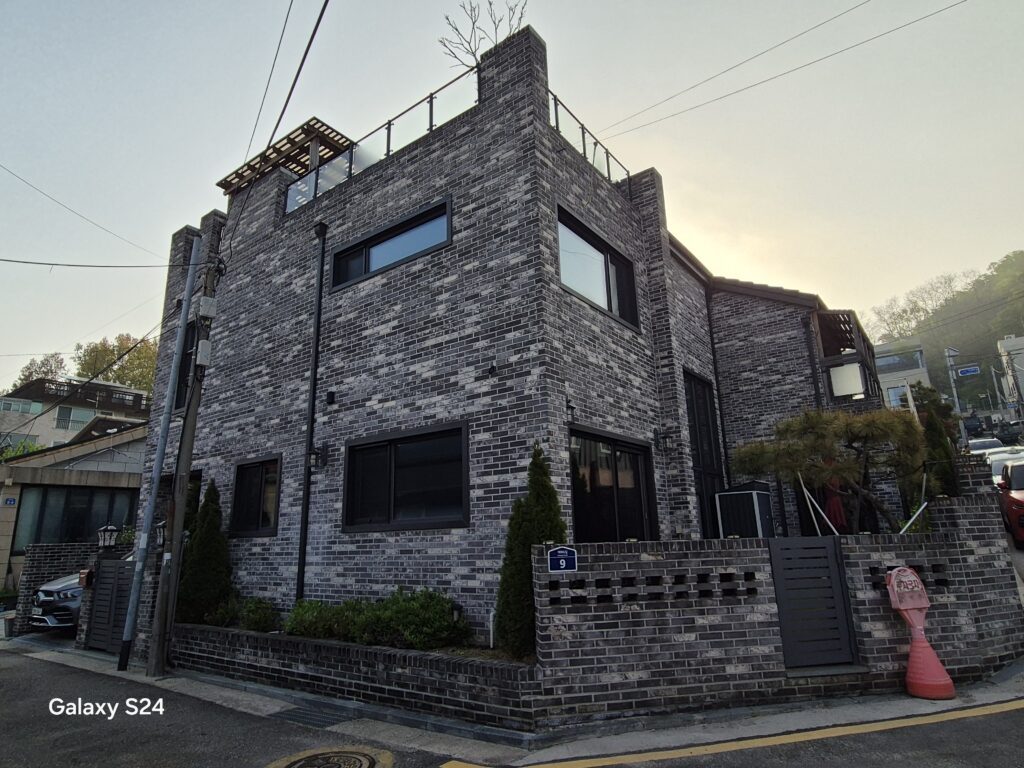 청소 전 단독주택 외관과 창문
